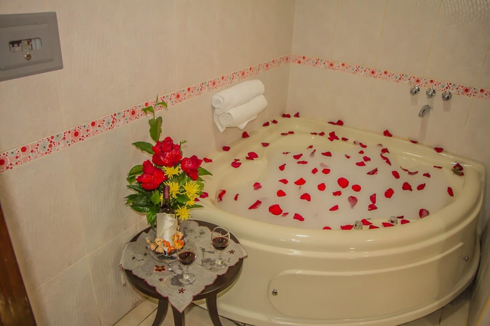 Deluxe Suite, 1 King Bed, Non Smoking, Jetted Tub photo 3