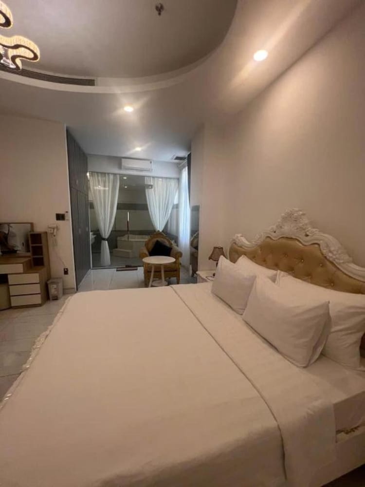 Suite Room City View with Bathtub - Photo 9