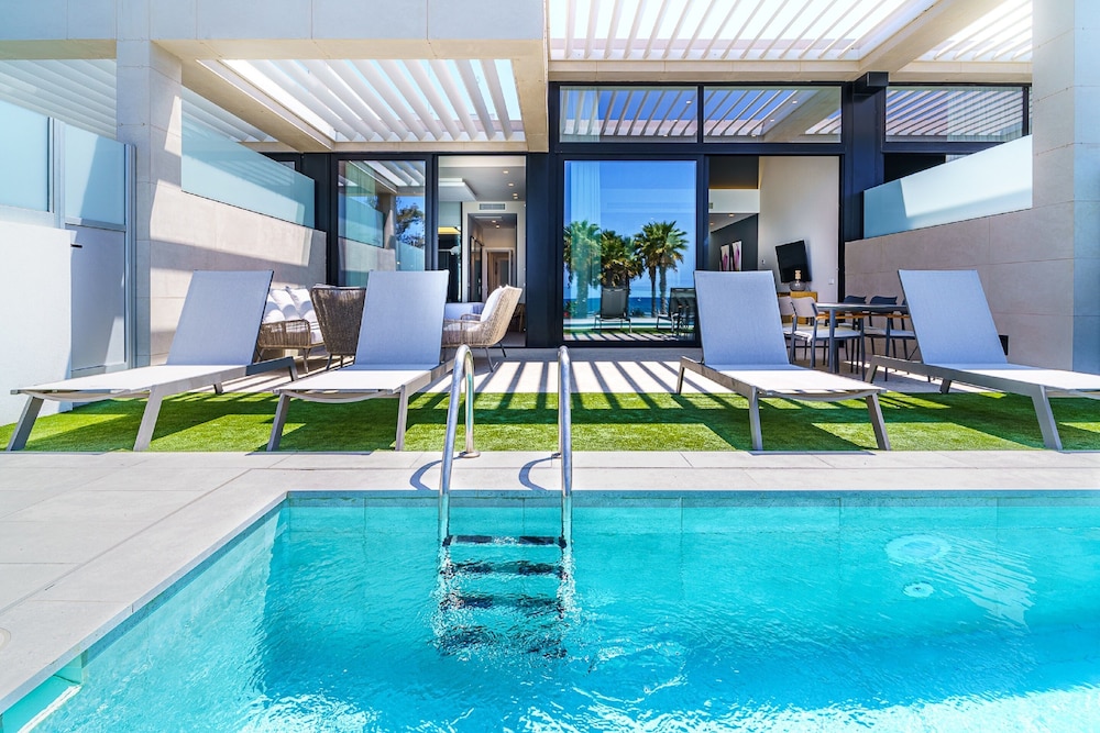 House, Oceanfront (2 Adults + 1 Child) thumbnail 5