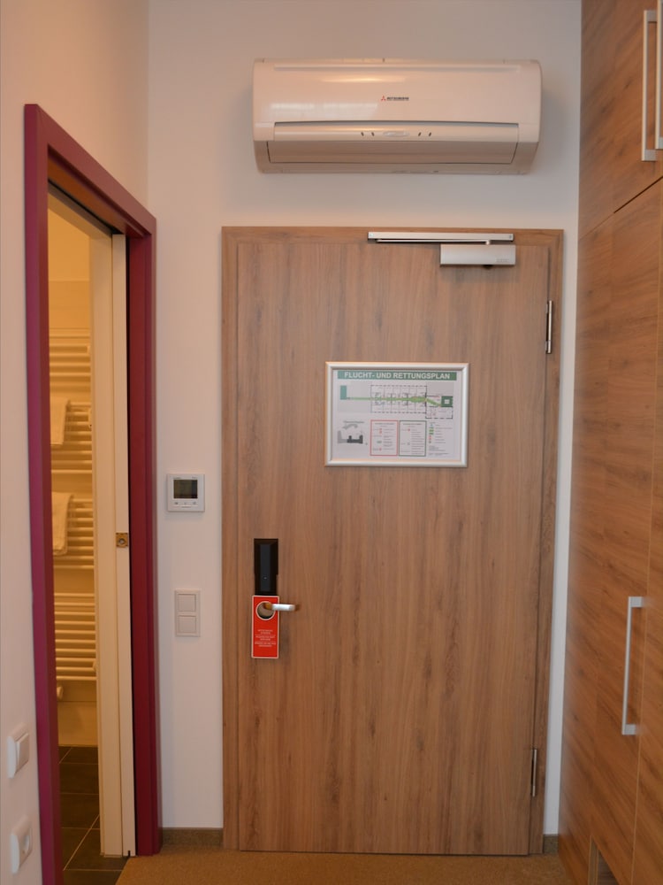 Comfort Double Room Single Use, 1 Queen Bed, Accessible, Private Bathroom photo 2