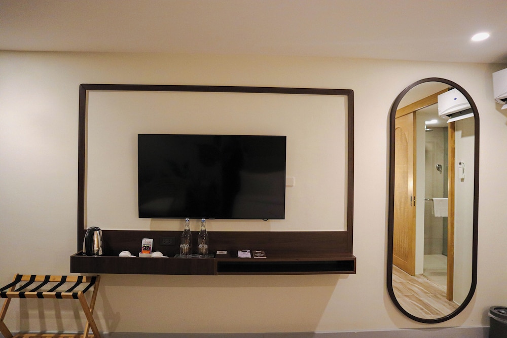 Deluxe Queen (No Window) - Photo 5