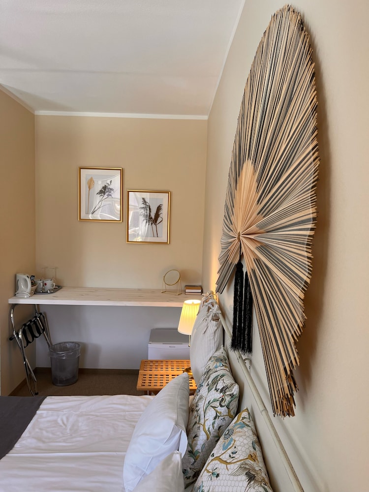 Deluxe Double or Twin Room (With Castle View) photo 3