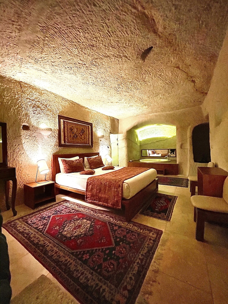 111 King Cave Suit with Jacuzzi photo 2