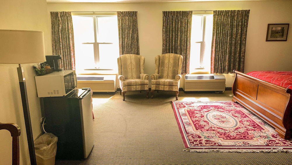 Standard Suite, 1 King Bed, Non Smoking, Refrigerator & Microwave - Photo 2