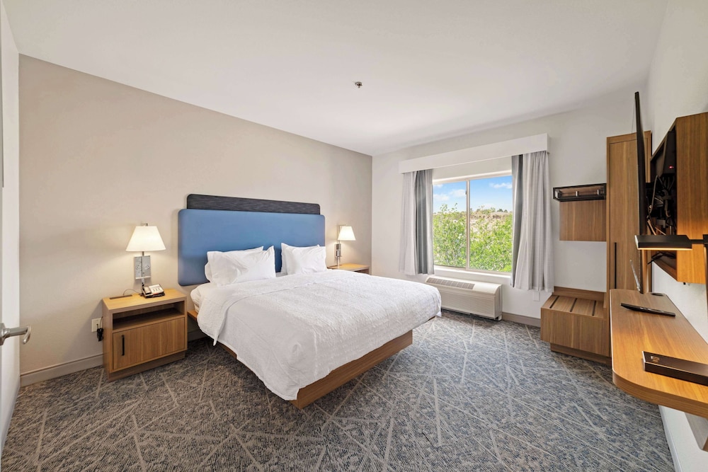 Studio, 1 King Bed, Accessible (Mobility & Hearing, Roll-in Shower) - Photo 2