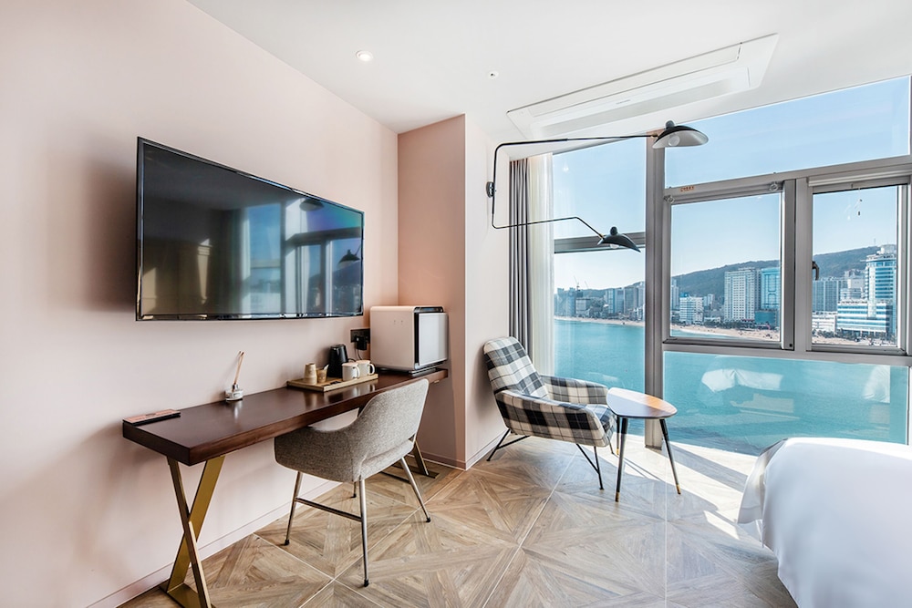 Golden Suite Room --Breakfast Included,Unlimted Starbucks Coffee Bean,OTT Available,15PM CI/13PM CO - Photo 9