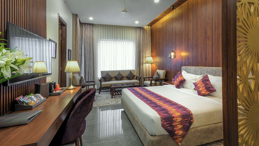 Suite, 1 King Bed, Non Smoking - Photo 6