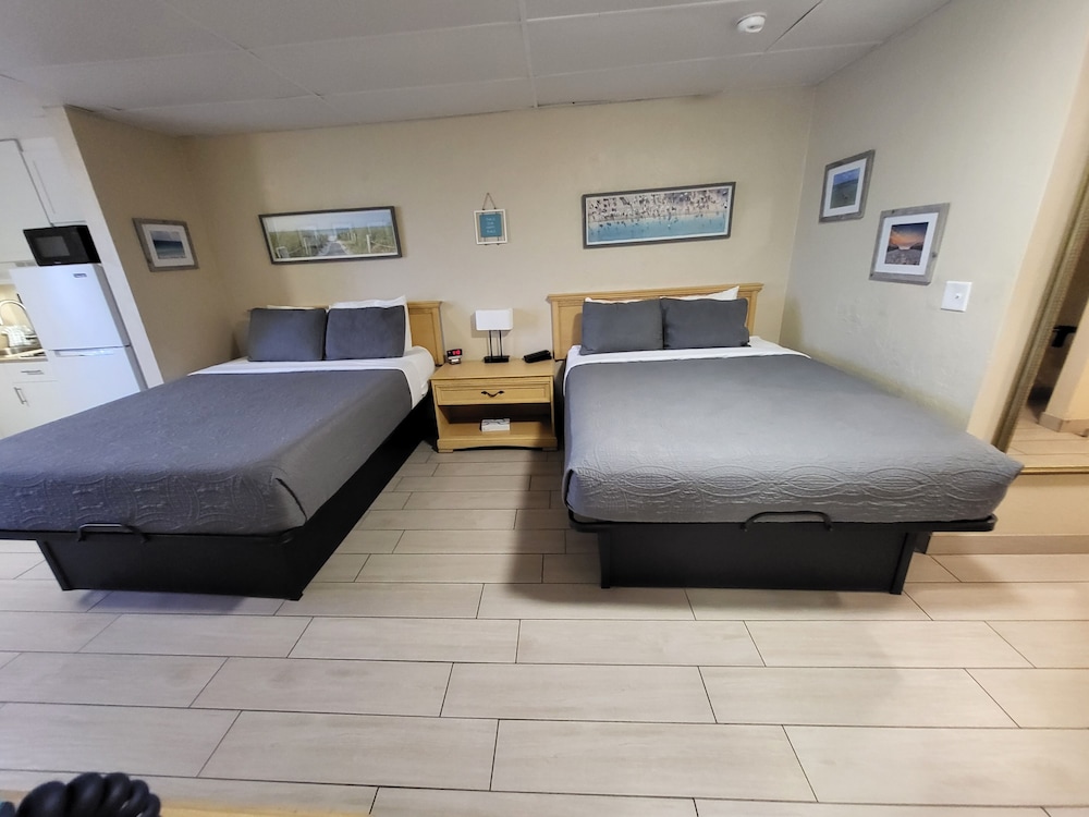 Standard Room, 2 Queen Beds, Kitchenette, Partial Ocean View (Poolside) - Photo 1
