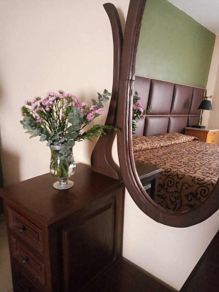 Suite 1 photo 2