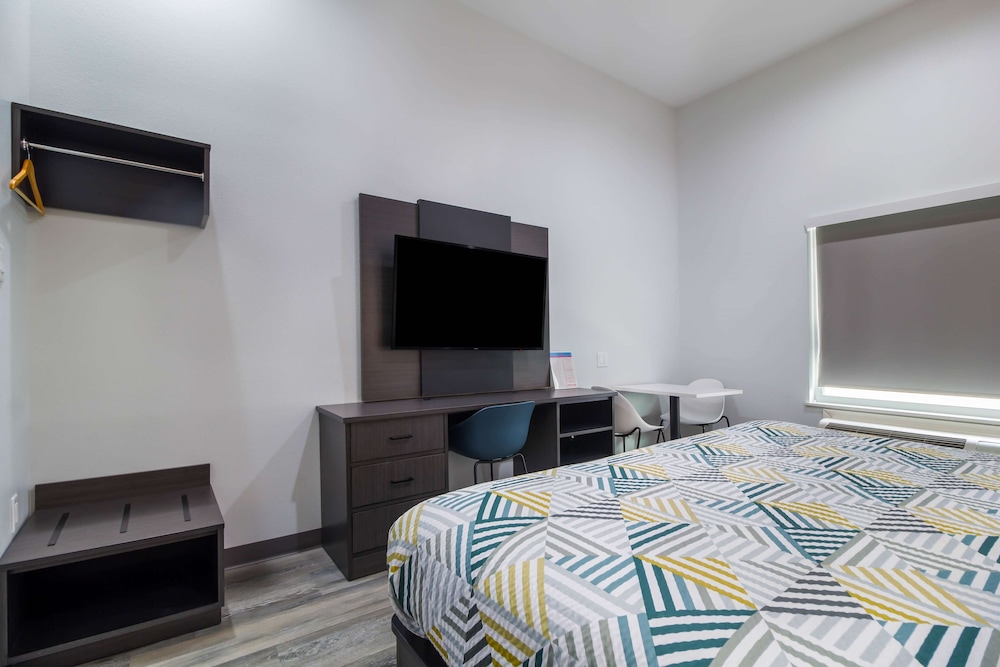 Deluxe Room, 1 King Bed, Non Smoking, Kitchenette - Photo 11