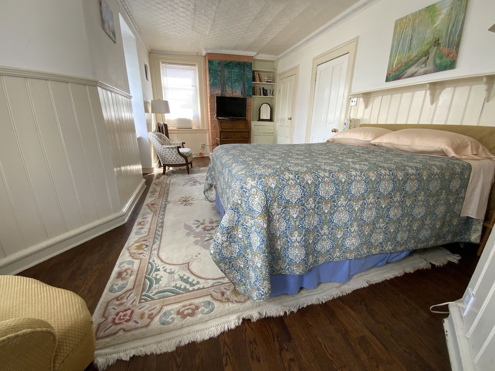 Classic Suite, 1 Queen Bed photo 3