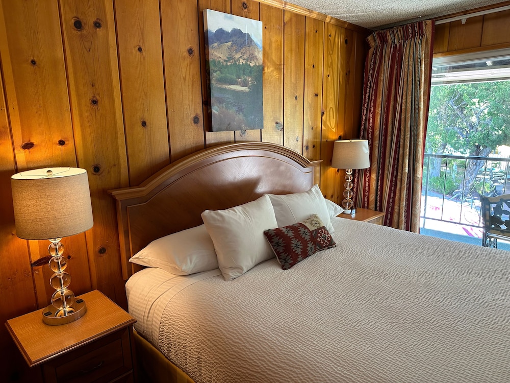 Superior Room, 1 King Bed photo 3