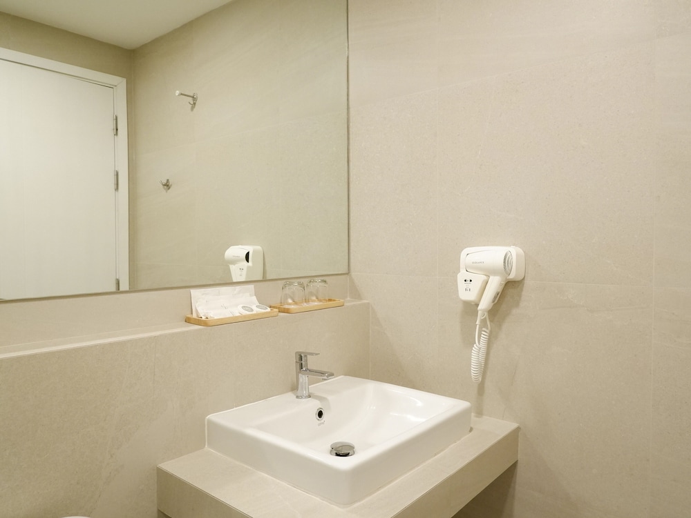 Deluxe Corner King Room - Photo 2