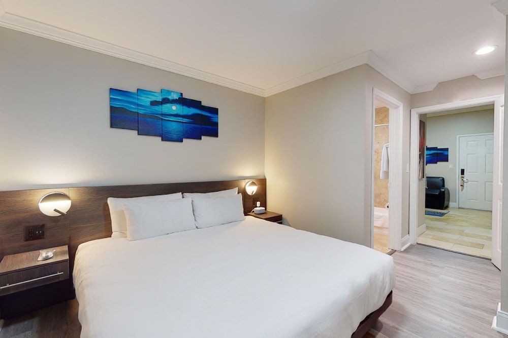 Executive Suite, 1 Bedroom, Kitchen - Photo 1