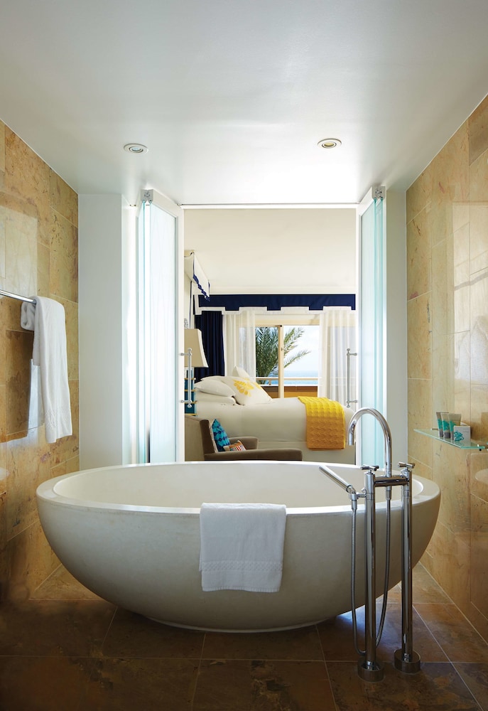 Club Suite, 1 King Bed, Oceanfront - Photo 9