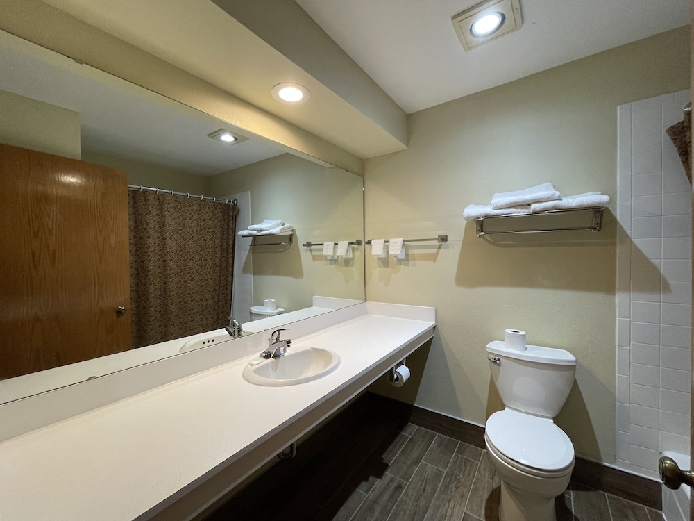 Deluxe Room, 1 King Bed photo 3