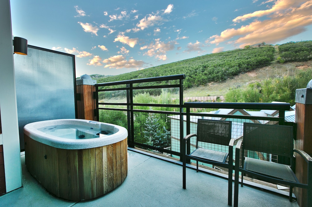 Deluxe Suite, Hot Tub photo 2