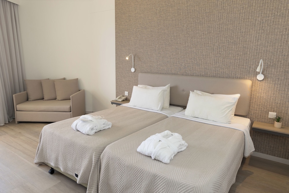 Deluxe Twin/Double Front Sea View room - Photo 2