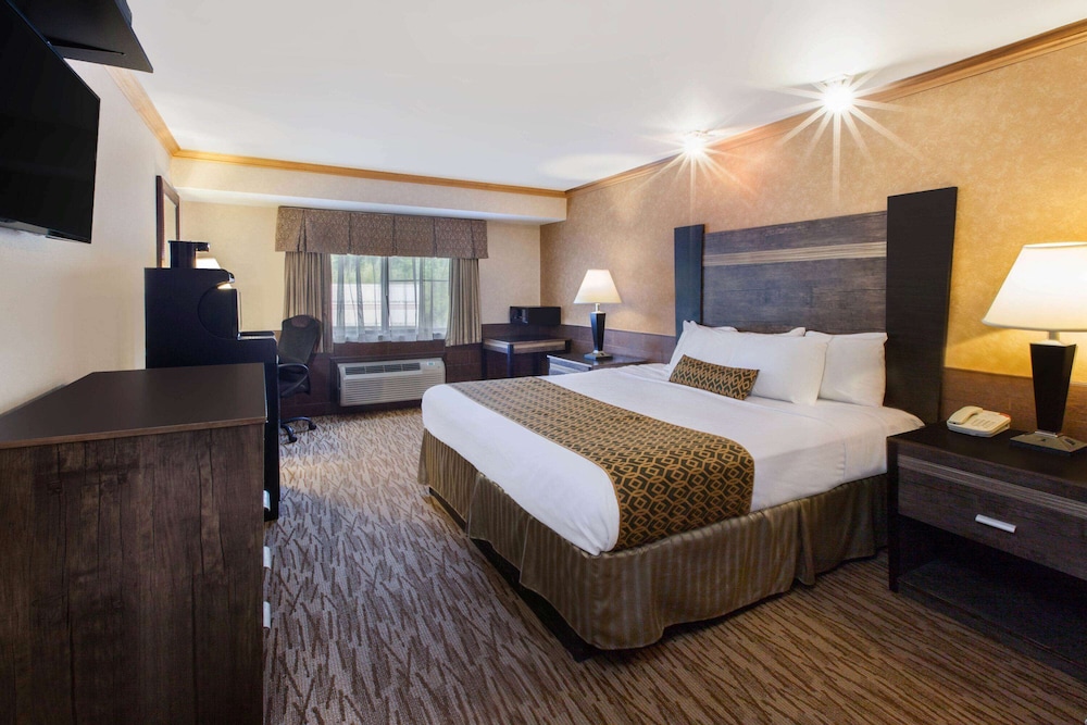 Deluxe Room, 1 King Bed, Non Smoking photo 3