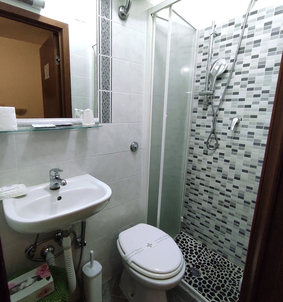 Basic Double Room, 1 Double or 2 Twin Beds, Non Smoking - Photo 8