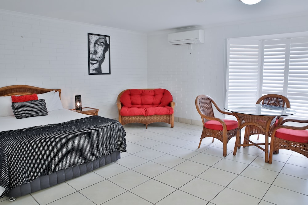 Queen Single with Spa, 1 Queen bed 1 Single bed photo 2
