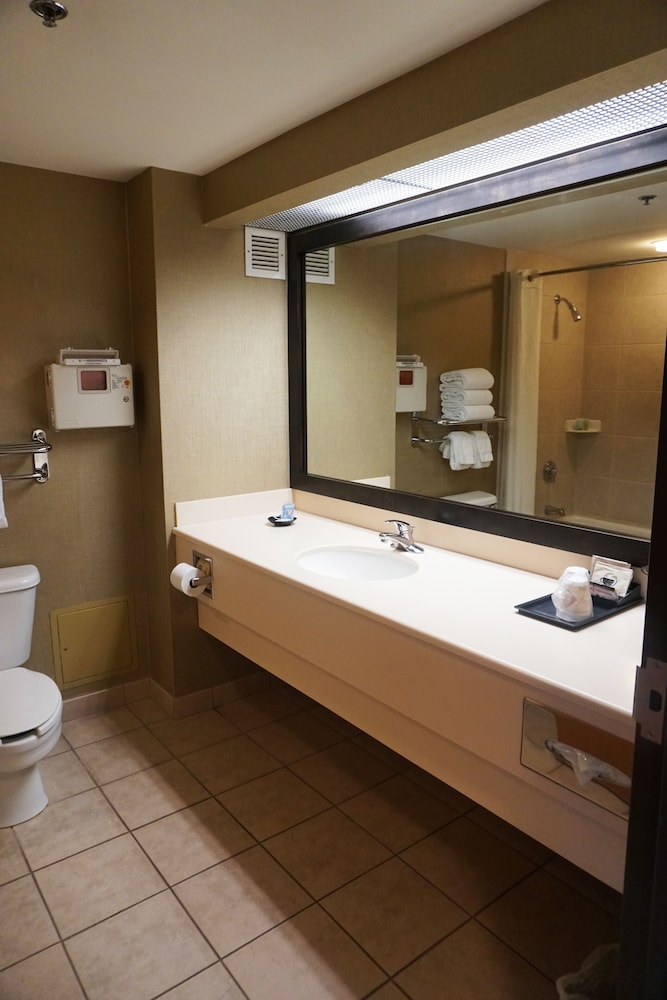 Deluxe Room with Two Queen Beds and a Casino View photo 2