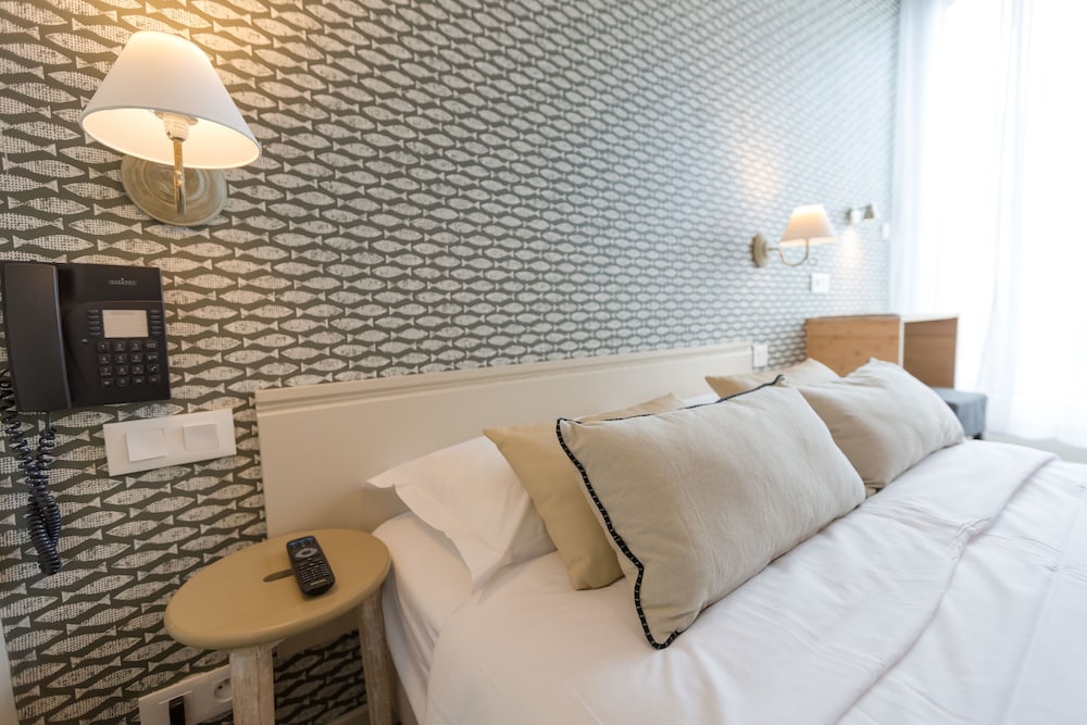 Standard Double Room, 1 Double Bed (Shower) photo 3