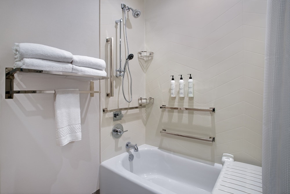 Room, 2 Queen Beds (Mobility Accessible, Tub) photo 2