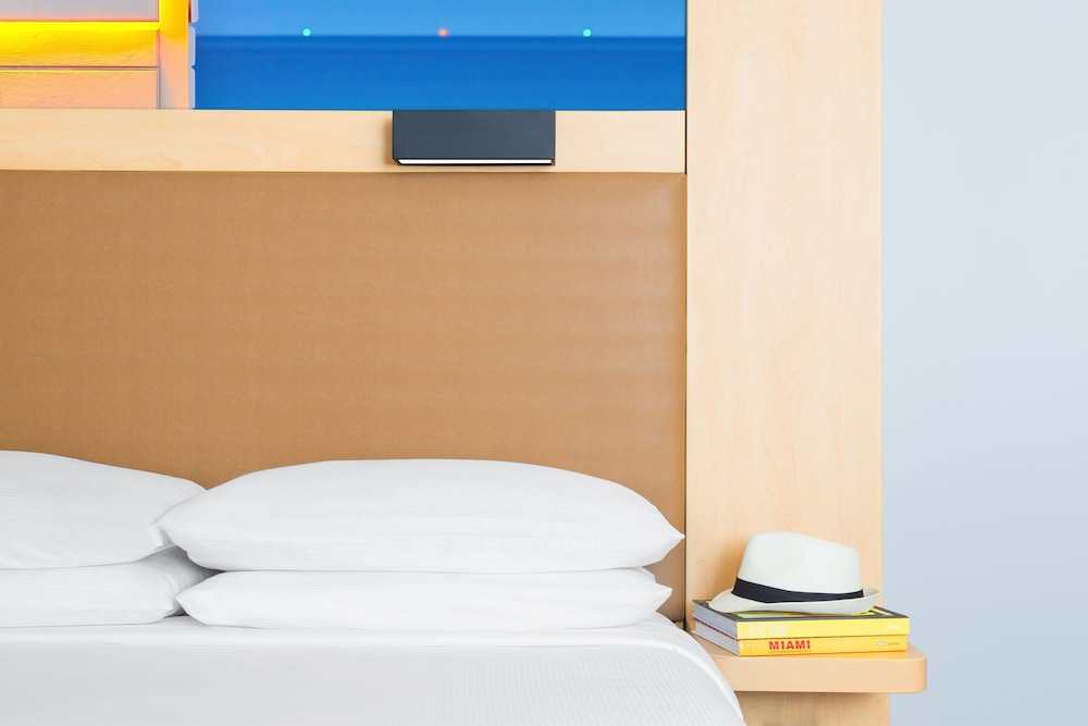Room, 1 King Bed, Accessible (Roll-In Shower) thumbnail 6