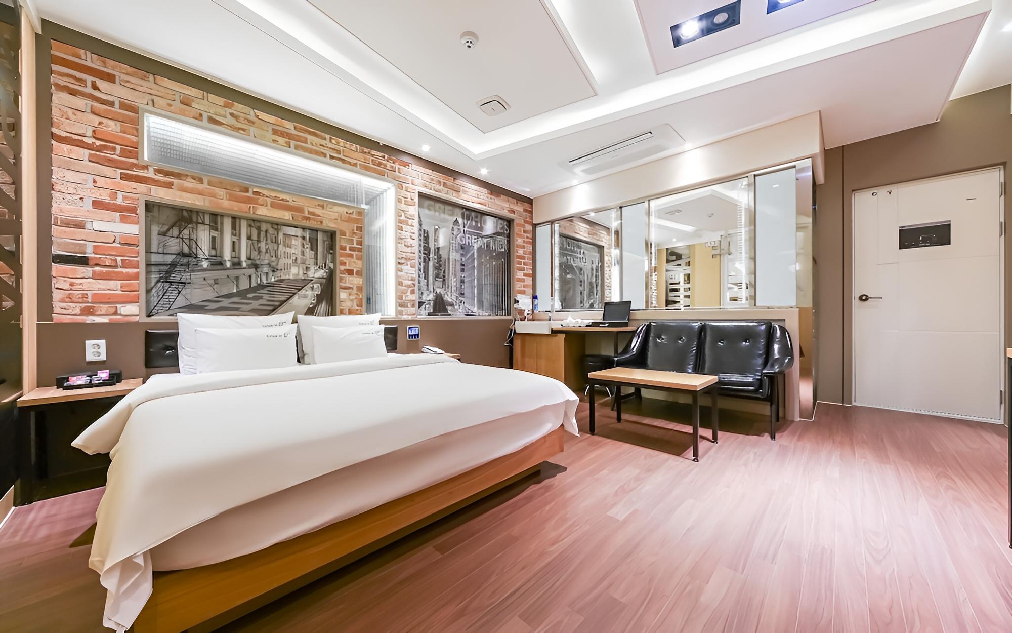 Room (Standard-Outdoor Parking Lot/Luxury B) - Photo 2