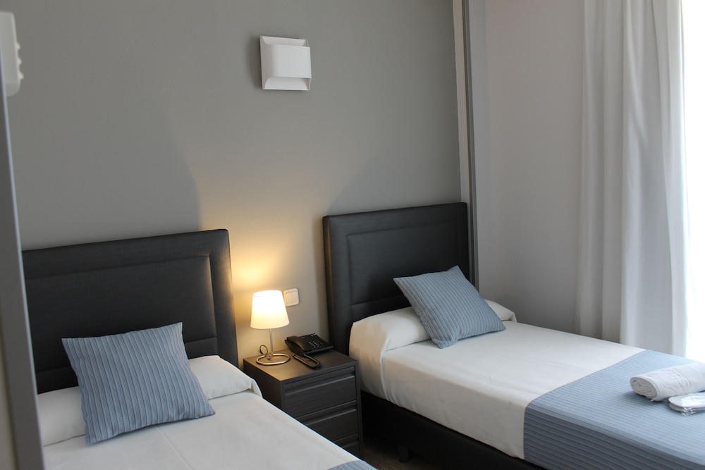 Standard Room, 2 Twin Beds - Photo 2