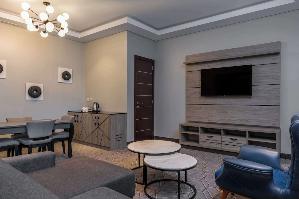 Suite, Pool View - Photo 10