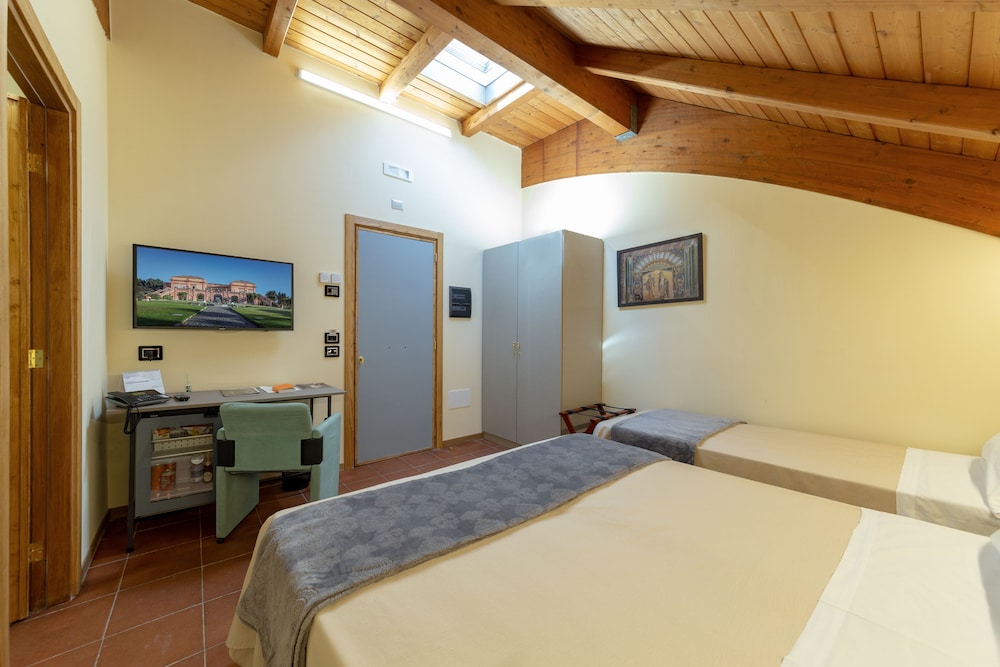 Standard Triple Room, Multiple Beds, Non Smoking - Photo 1