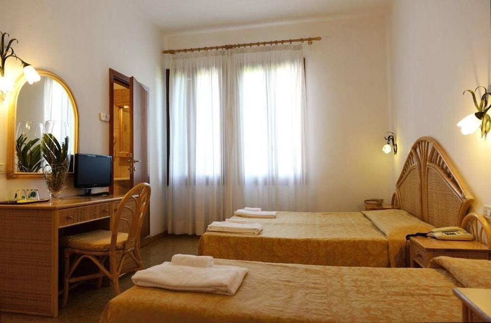 Classic Quadruple Room, City View photo 1