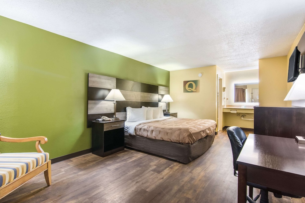 Standard Room, 1 King Bed, Non Smoking - Photo 3