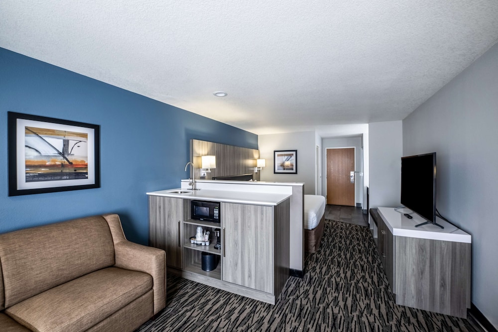 Suite, 1 King Bed, Non Smoking, Kitchenette (Living Room) photo 2