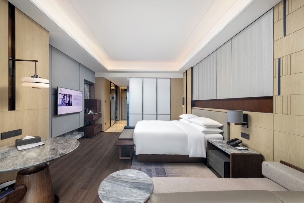 Deluxe Room, 1 King Bed, City View