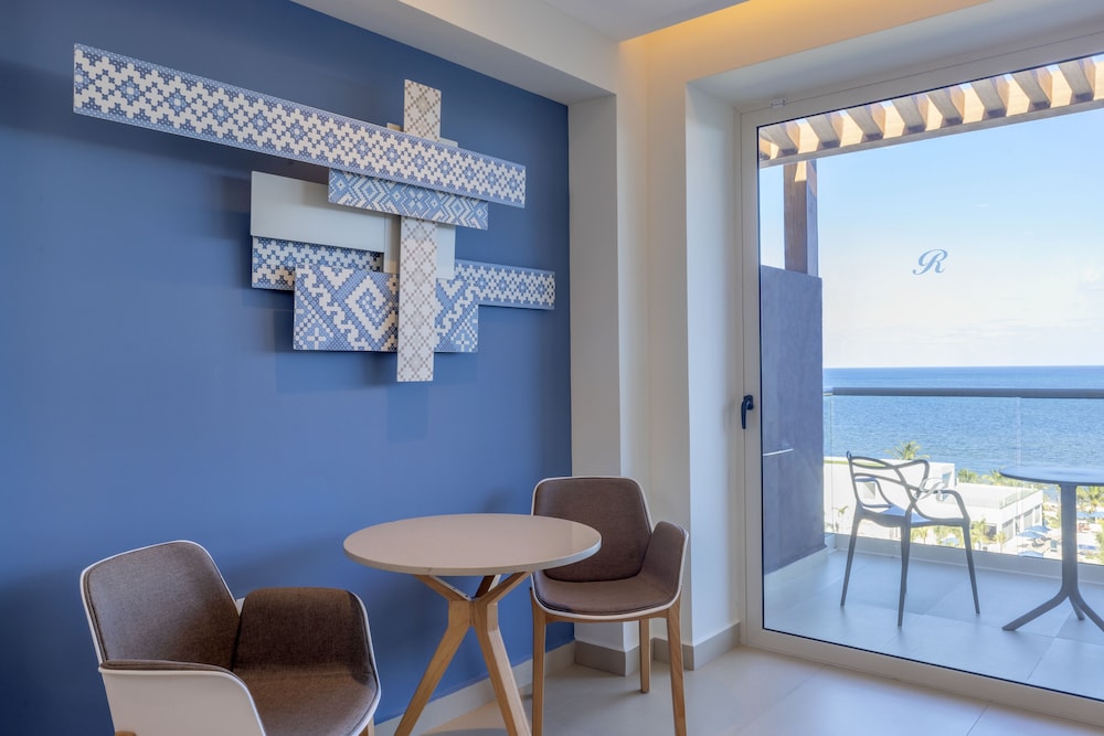 Luxury Junior Suite Ocean Front Diamond Club - Photo 3
