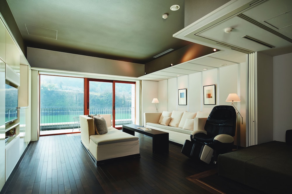 Deluxe Suite, 1 Bedroom, Non Smoking, River View (213)