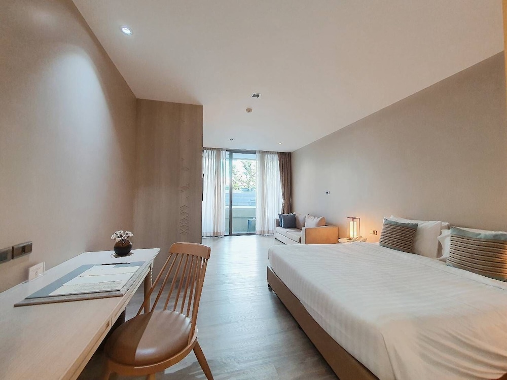 Deluxe Room, 1 King Bed, Pool Access - Photo 1