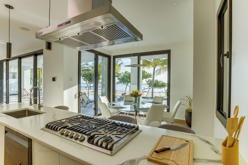 Royal Villa Beachfront Suite (1 Room of 4), Sea View, Shared Kitchen/Living Room