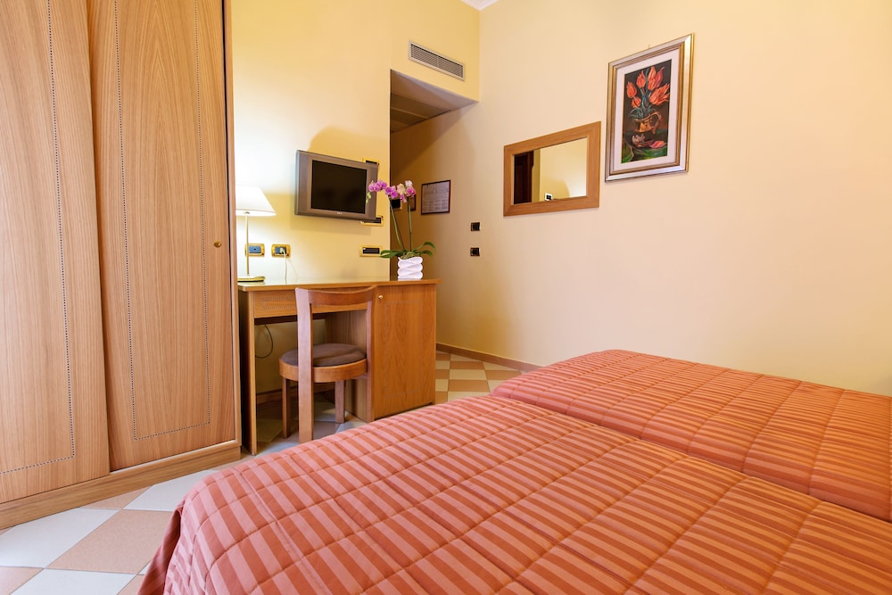 Standard Double or Twin Room, Balcony - Photo 2