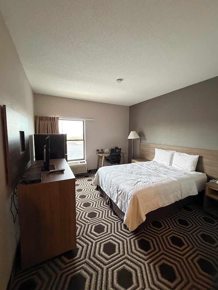 Deluxe Room, 1 Queen Bed, Roll-in Shower photo 1