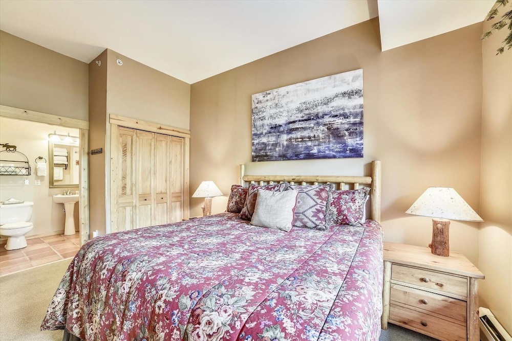 Condo, 2 Bedrooms