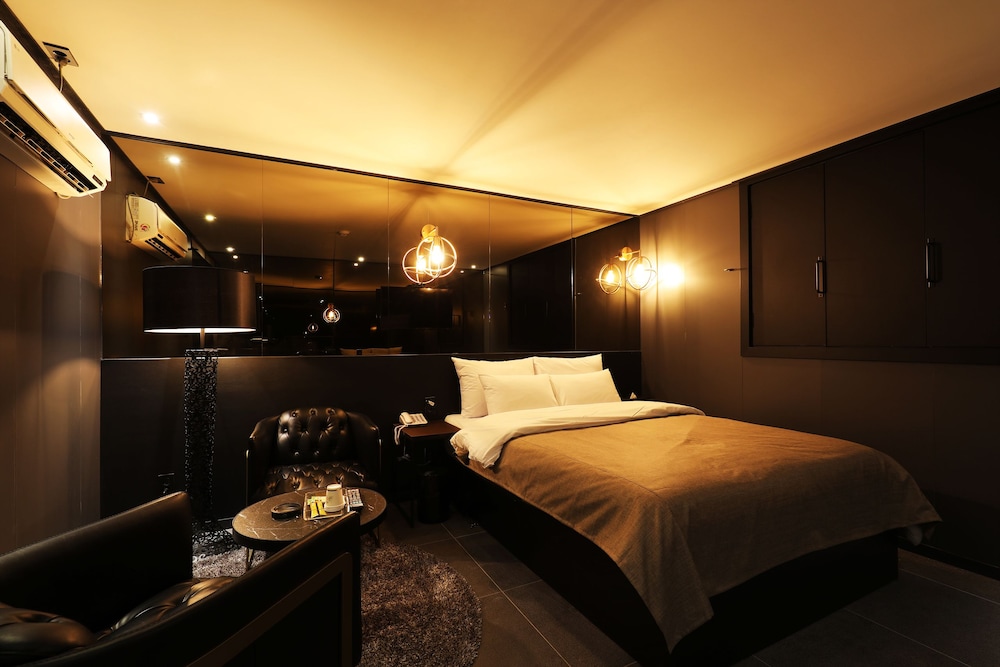 Standard Double Room - Photo 24