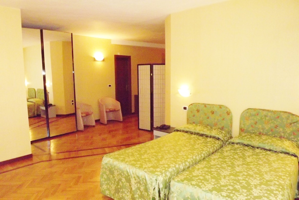 Family Triple Room, Non Smoking, Hot Tub photo 1