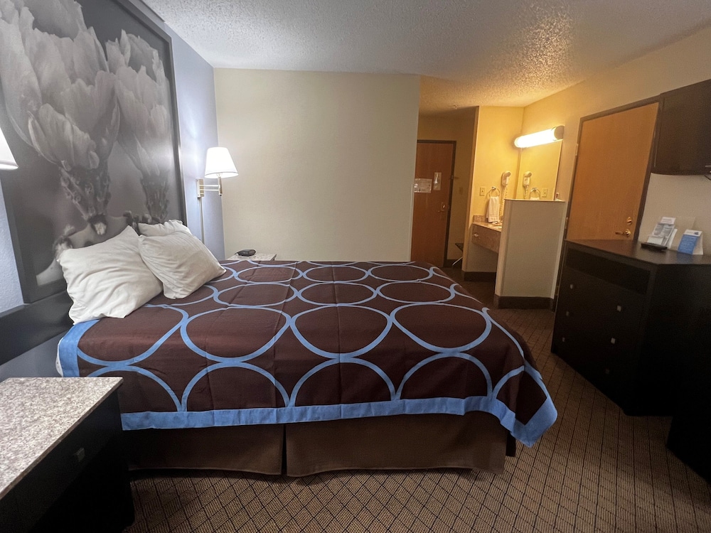 Room, 1 Queen Bed, Microwave photo 3