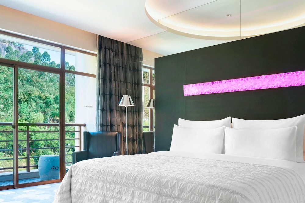 Club Room, 1 King Bed, Balcony - Photo 1
