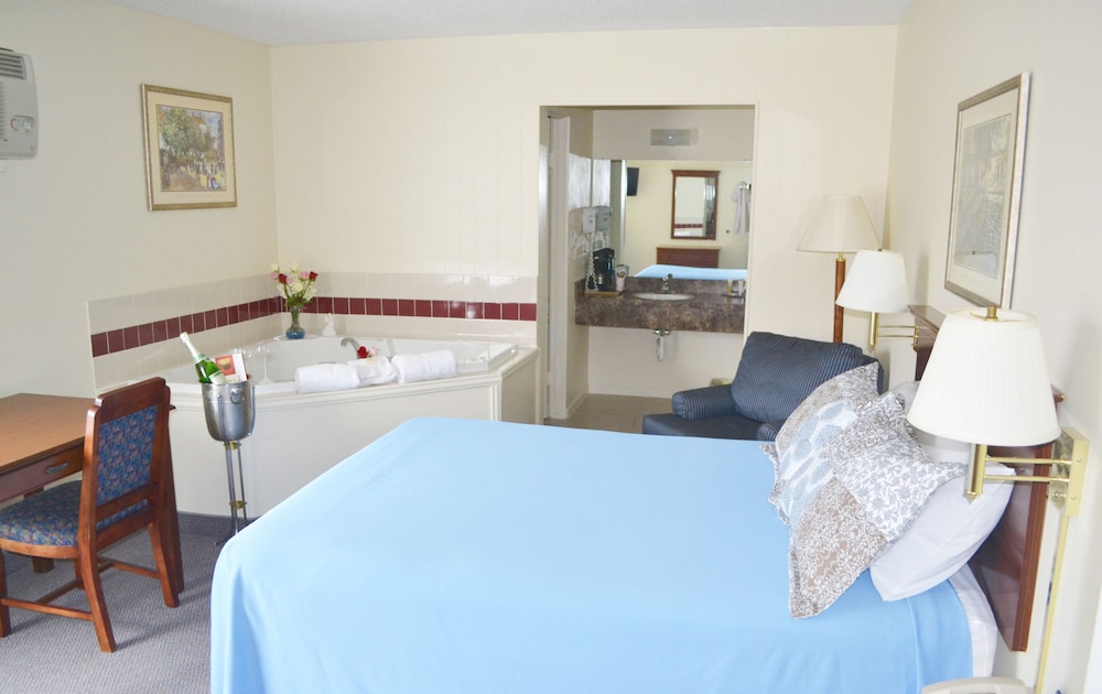 Deluxe Room, 1 Queen Bed, Jetted Tub photo 1