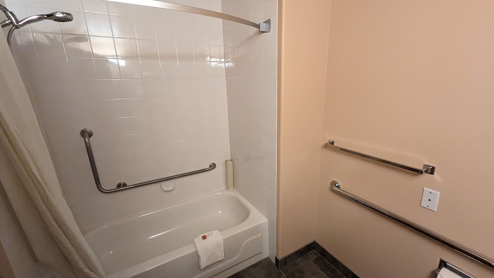 Room, 1 Queen Bed, Accessible, Non Smoking (Bathtub w/ Grab Bars) - Photo 6